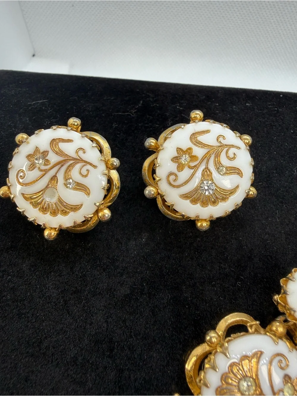Vintage Milk Glass Floral Bracelet & Clip Earrings Demi Parure Set